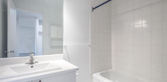 3 1/2 FRAIS PEINT SAINT-LAMBERT (IMMEUBLE BÉTON) - Photo 2