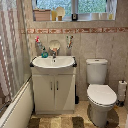 1 bedroom in a house share to rent - Photo 3