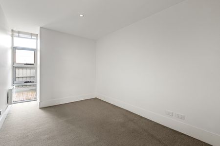 SPACIOUS APARTMENT WITH 2 OUTDOOR AREAS AT REAR OF THE BLOCK - Photo 3