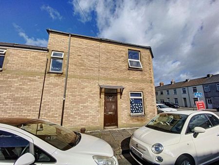 6 bedroom end of terrace house to rent - Photo 4