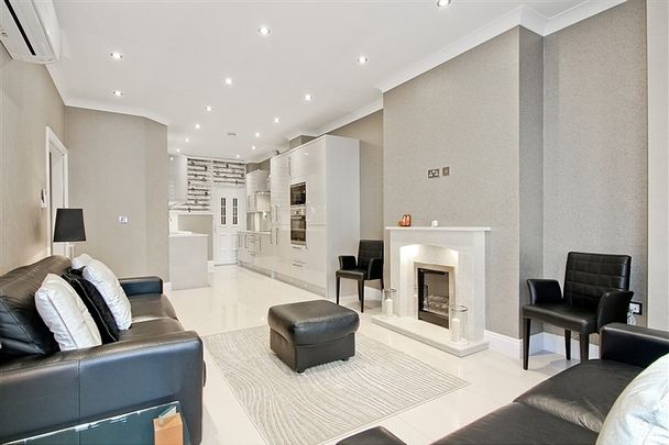 Connaught Court, W2, London - Photo 1