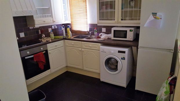 2 bedroom flat - Photo 1
