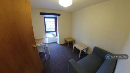 3 bedroom flat to rent - Photo 2