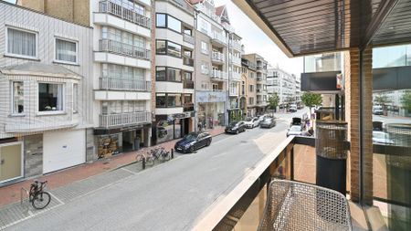 Zonnig, gemeubeld appartement met zicht op het Driehoeksplein gelegen op de Kustlaan vlakbij het strand. - Foto 5