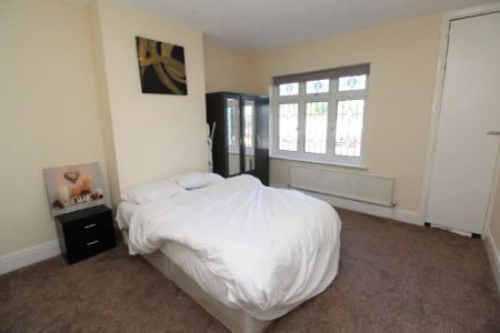 RM1, Eastern Avenue East, Romford - Photo 2