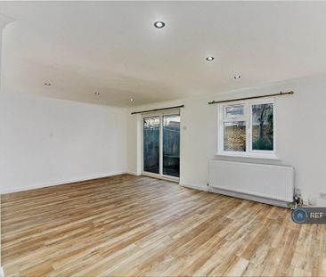 4 bedroom semi-detached house to rent - Photo 1