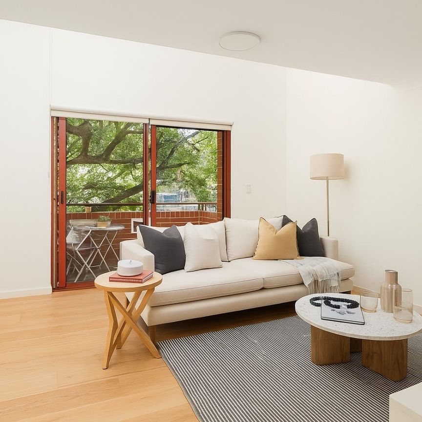 Terrace-Style Loft Apartment in Leafy 'Kensington Mews' - Photo 1