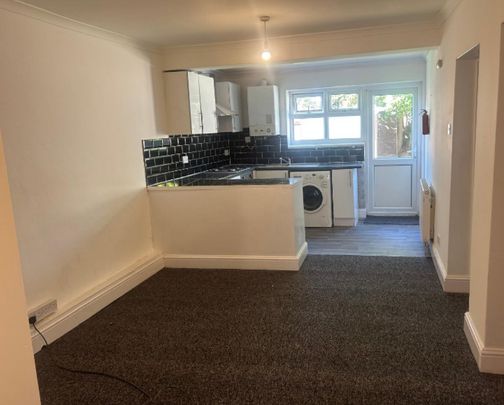 2 Bed Flat, London, IG3 - Photo 1