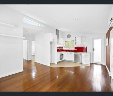 Beautifully Presented Two-Bedroom Granny Flat in Prime Location - Photo 3