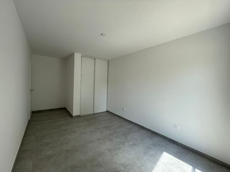 Appartement 3 pièces 65m2 MARSEILLE 9EME 1 079 euros - Photo 4