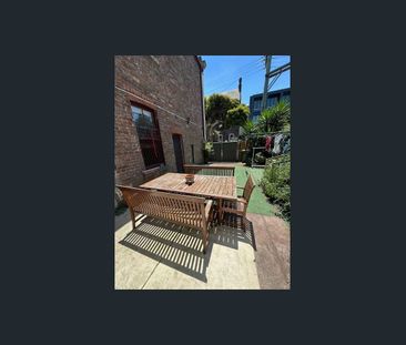 Two storey Fitzroy terrace with 4 bedrooms. Great location. - Photo 5