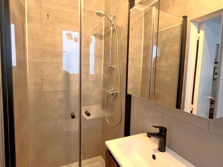 Woning met 2 slaapkamers en koer. - Photo 3