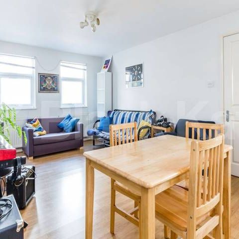 Newly decorated property set on the first floors close to station - Photo 1