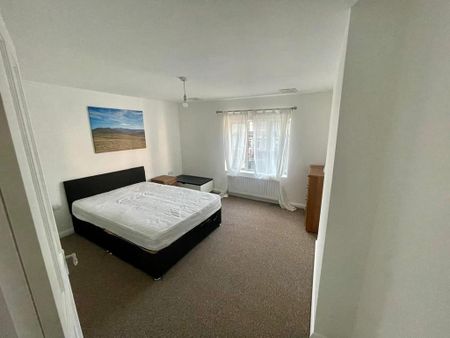 1 bedroom in a house share to rent - Photo 2