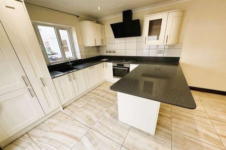 Bedroom Flat In Winton, BH9 - Photo 2