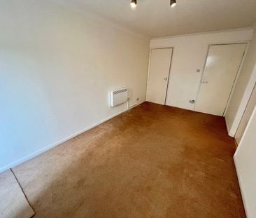 The Oaks, Merryoak, Southampton - Photo 2