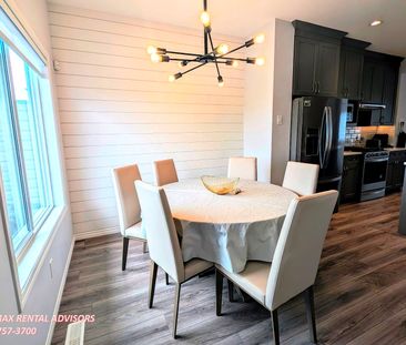EXECUTIVE 3 BED 2.5 BATH, 2 STOREY TOWNHOUSE W/ ATTACHED TANDEM DOU... - Photo 6