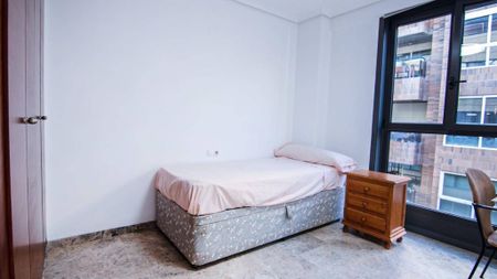 4 room luxury Flat for rent in Valencia - Photo 2