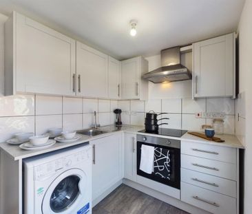 1 bedroom in a house share to rent - Photo 2