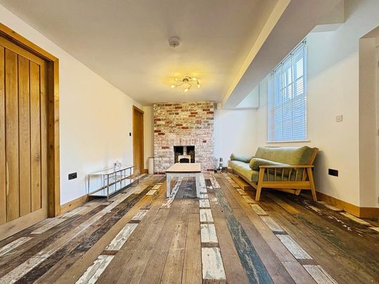2 bedroom character property to rent - Photo 1