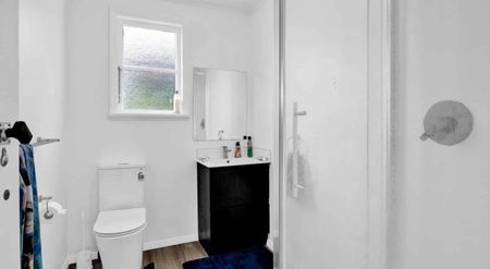 Freshly Renovated 2-bedroom flat - Photo 3