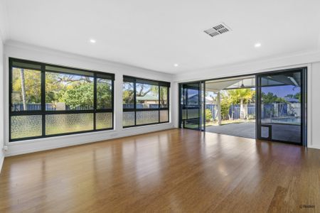 SPACIOUS FAMILY LIVING IN PEACEFUL CUL-DE-SAC WITH POOL - Photo 2