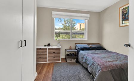 Spacious Windsor apartment with direct access to a park - Photo 3
