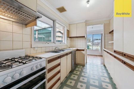 Prime Location! - Photo 3