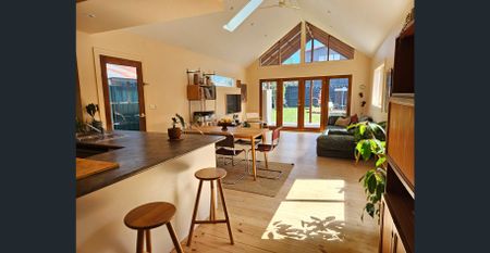 Thornbury Central ***6 month term from March 2026, fully furnished*** - Photo 3