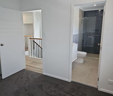 AVAIL 15/12/2025 - 3 BED 2BATH TOWNHOUSE - FULLY DUCTED AIR & A LAW... - Photo 1