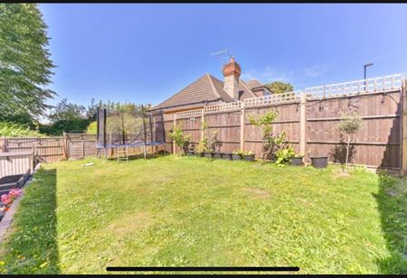 Room in a Shared House, Larcombe Close, CR0 - Photo 3
