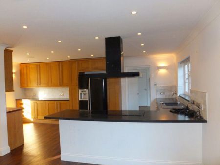 5 bedroom detached house to rent - Photo 2