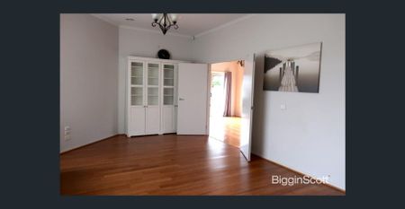 Comfortable and Well-Maintained Home in a Quiet Chadstone Location - Photo 4