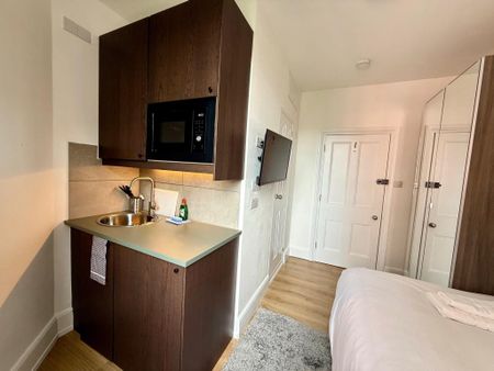 Flat 313 Fulham Palace Road, Fulham W6 9HH - Photo 2