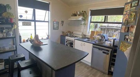 WELL PRESENTED STANDALONE 6x bedroom: - Photo 2