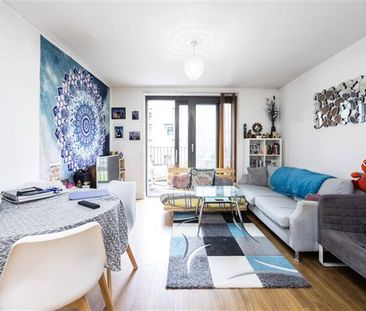 Flat to Rent: Kingfisher Heights, E16 - Photo 2