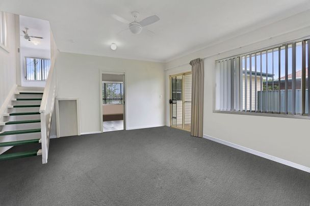 Spacious 2 Bedroom Home Walk to Station - Photo 1