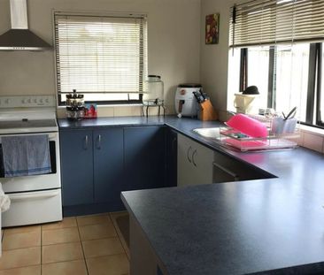 3 BEDROOM - SINGLE LEVEL - DOUBLE GARAGE - Photo 4