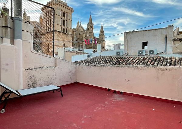 Alquiler mensual a partir del 20 de mayo, estudio con terraza y vistas a la Catedral en el Casco Antiguo, Palma