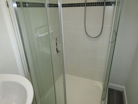 1 bed Apartment - To Let - Photo 5