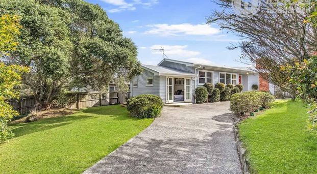 Spacious 4-Bedroom Home on a Big Fully-Fenced Sect - Photo 1