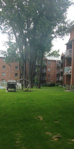 1 1/2 pour juillet, 3e étage, ascenseur, piscine, quiétude, vue piscine - Photo 1