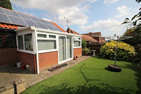 2 bedroom detached bungalow to rent - Photo 3
