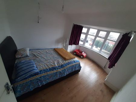 4 Bed Semi-Detached House, Harley Road, HA1 - Photo 3