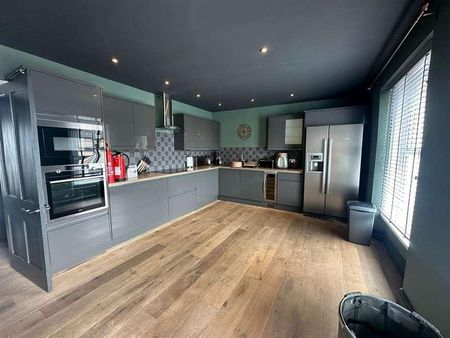 The Square, Braunton, EX33 - Photo 5