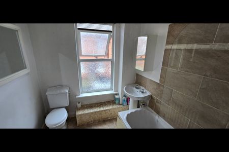 2 Bed Terraced House, Aviary Terrace, LS12 - Photo 2