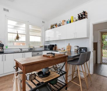 Charming 1940s Art Deco Home&excl; - Open to View Tuesday 18th Nove... - Photo 6