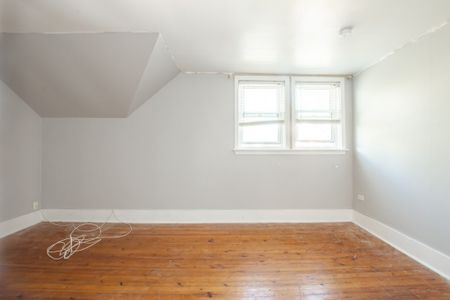 Spacious 2 Bedroom Upper Unit in Welland!! - Photo 2