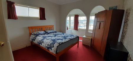 Spacious 2-Bedroom Apartment in Kilbirnie - Photo 3