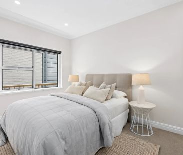 Immaculate updated apartment with harbour glimpses - Photo 4